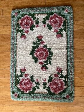 Floral vintage handhooked Rug - Pink Roses on Cream and green.